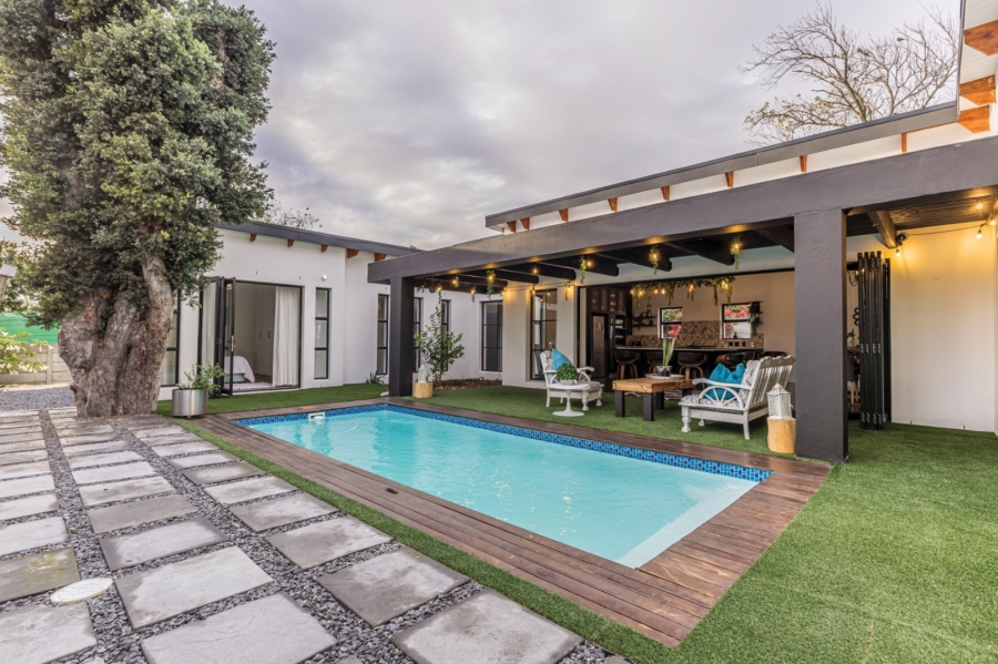5 Bedroom Property for Sale in Mikro Park Western Cape